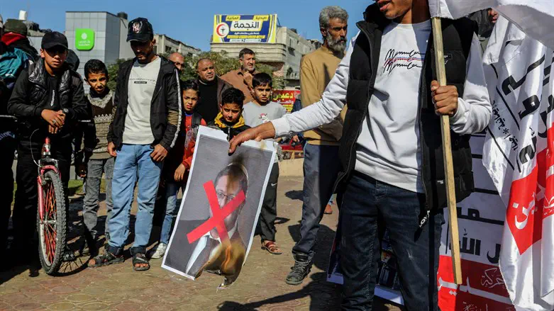 Gazans burn posters of Ben-Gvir