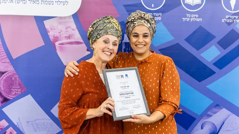 רבקה נמיר מעניקה תעודה לבוגרת הקורס