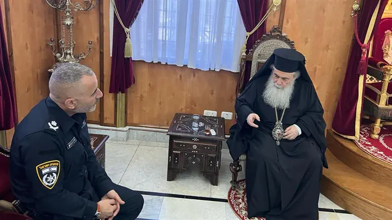 מפקד מחוז ירושלים עם הפטריארך היווני 
