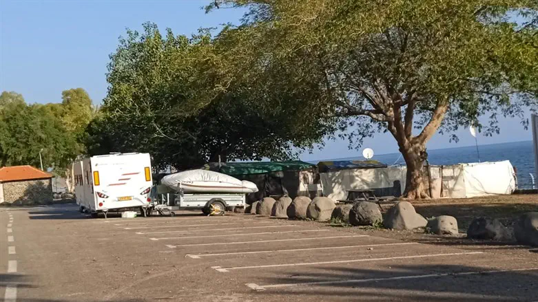 מאחז מושתק על חוף הכנרת