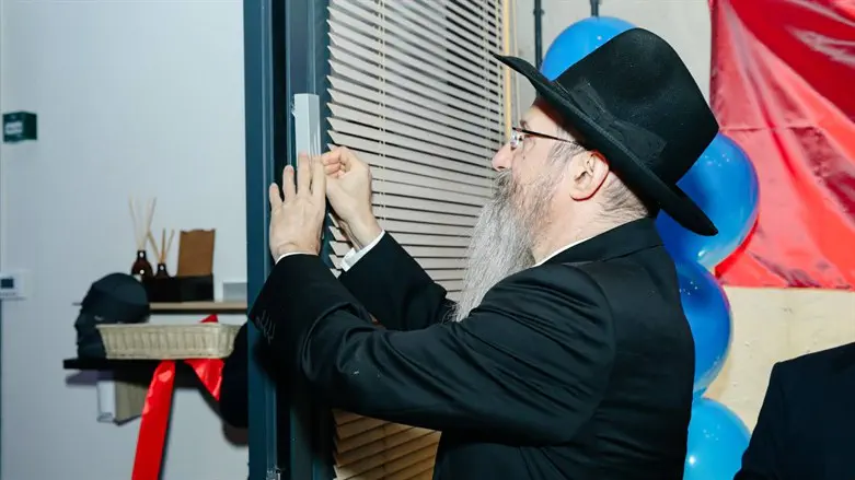 הרב לאזאר בקביעת מזוזה