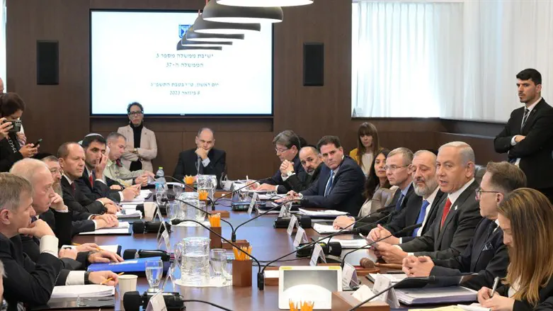 ישיבת הממשלה, הבוקר