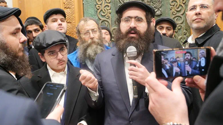 המעמד במערה