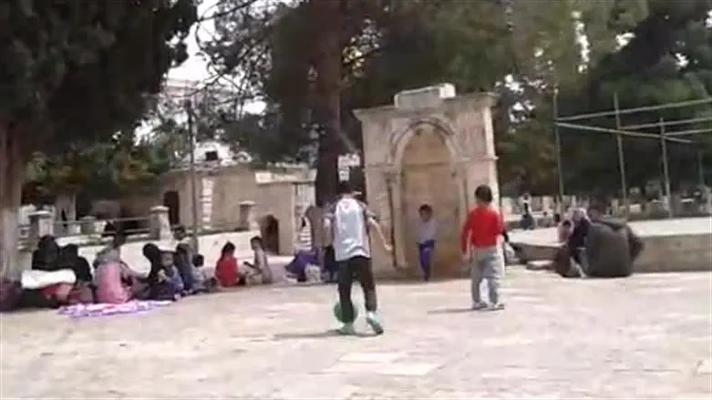 ערבים משחקים כדורגל בהר הבית