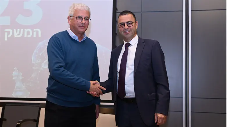 אנדרו אביר (משמאל) בכנס