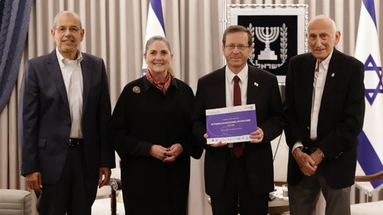 הנשיא מקבל את נתוני ההתנדבות