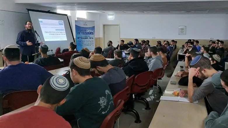 משתתפים באחד מהכנסים