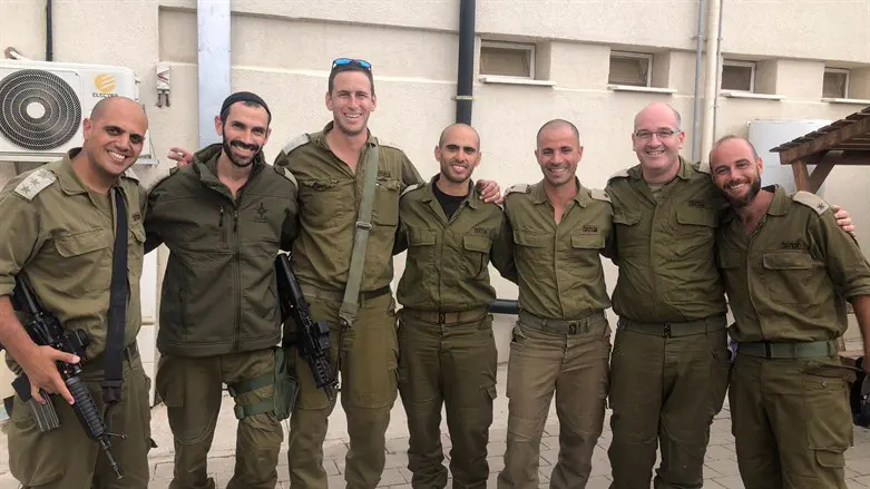 אל"מ חיים כהן עם קצינים מהחטיבה