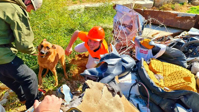 Nesiah students training with an IDU rescue dog