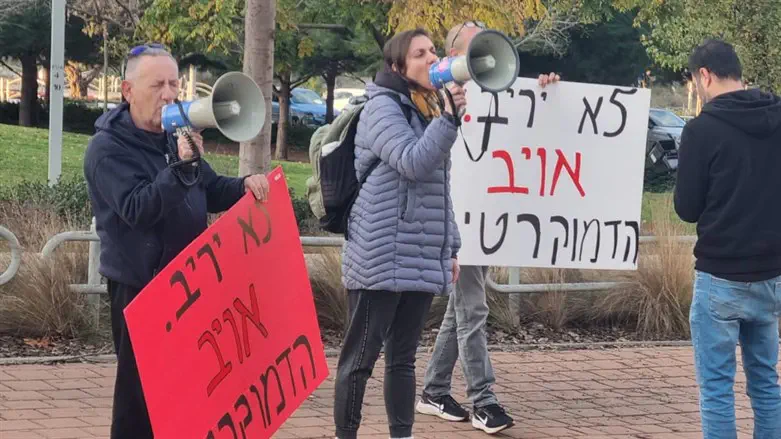 Протестующие у дома Ярива Левина