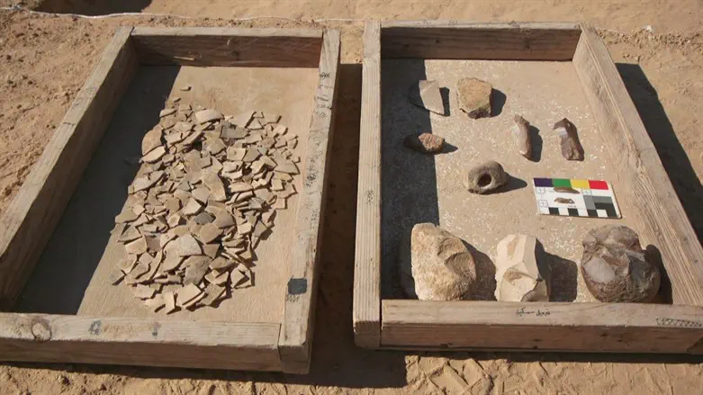 Right: Flint pieces found during the excavation. Left: Ostrich egg shell fragments