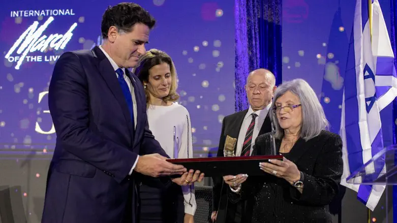 Ambassador Ron and Rhoda Dermer receive award from Dr. Shmuel Rosenman, Chairman