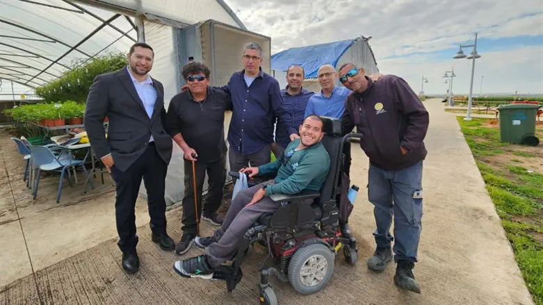 יצחק וסרלאוף בביקור ב'עדי נגב'