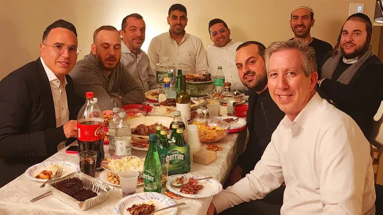 חוגגים לאחר סיום מופע HASC36