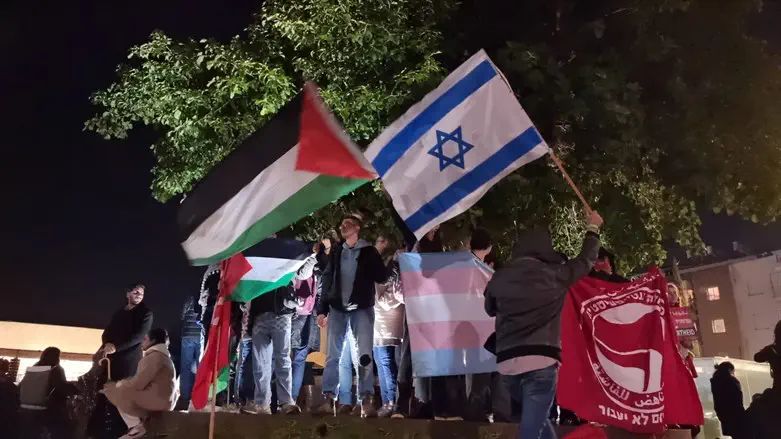 דגלי פלסטין בהפגנה בת"א