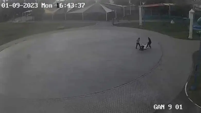 תיעוד התקיפה בגן השעשועים באור יהודה