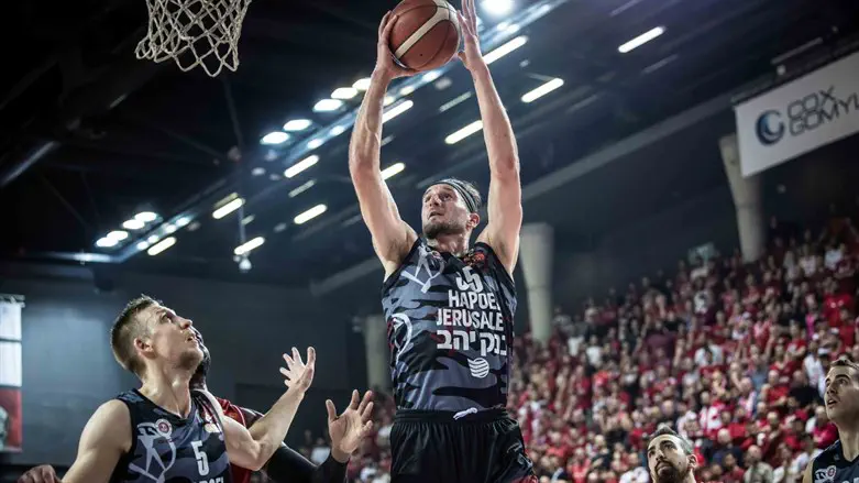 הנקינס. מעל כולם