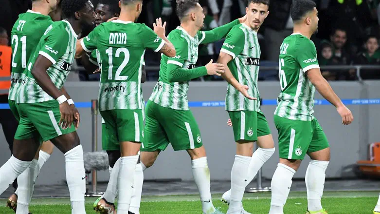 שחקני חיפה חוגגים השוואת שיא היסטורי