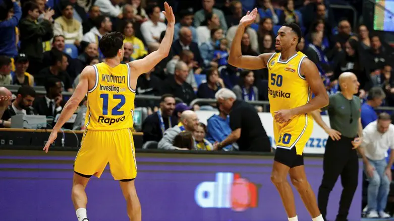 שחקני מכבי חוגגים ניצחון קליל על מחזיקת הגביע