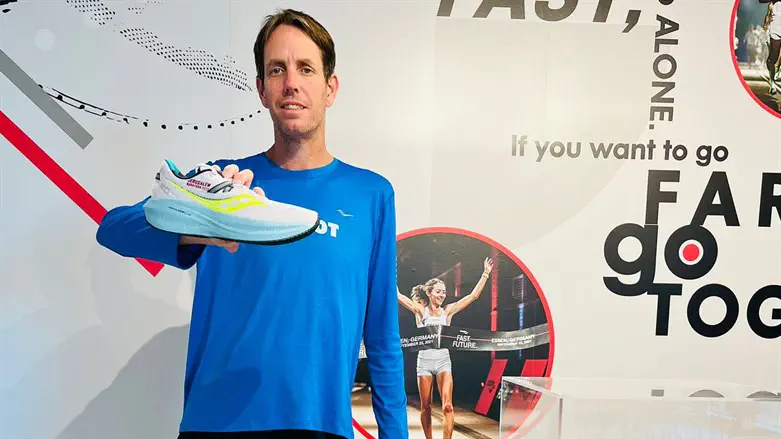 איתן חרמון עם הנעל הממותגת החדשה