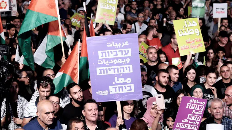 הפגנת דגלי אש"ף בכיכר רבין