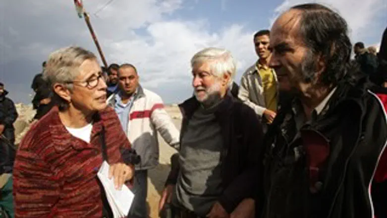 ספירו ופעילי שמאל נוספים בביקור בעזה