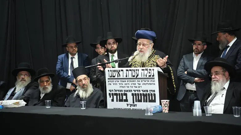 הרב יצחק יוסף מספיד