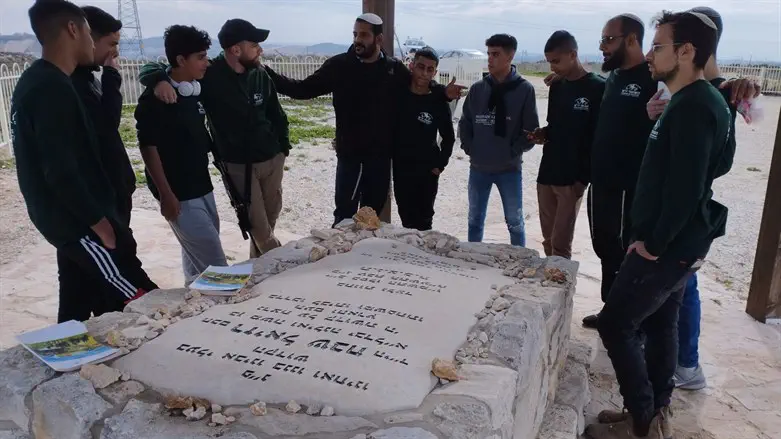 הפעילים סביב קברו של רזיאל שבח