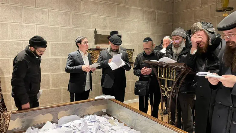 מתפללים במתחם קבר בעל התניא בהאדיטש