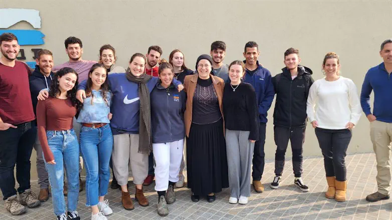 השרה סטרוק עם חניכי המכינה בתבור