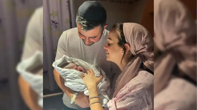 ישי ריבו ואשתו יעל עם הבן שנולד