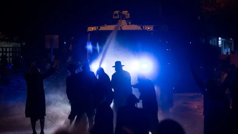 Водомёт против харедим. (Архив)