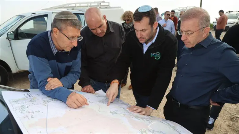 שפיגלר (מימין) ודגן בסיור בשומרון עם אנשי המקצוע