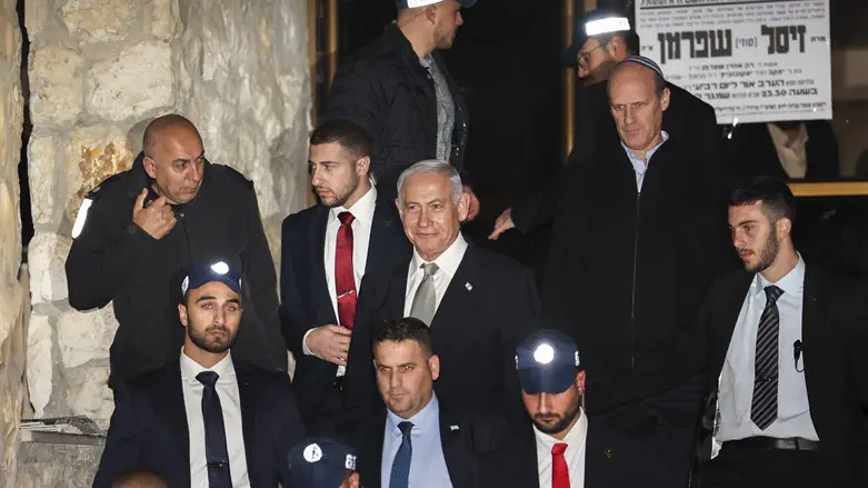 נתניהו יוצא מביתו של דרעי 