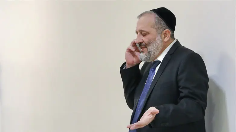 להפוך כל אבן כדי שהוא יישאר בממשלה. אריה דרעי