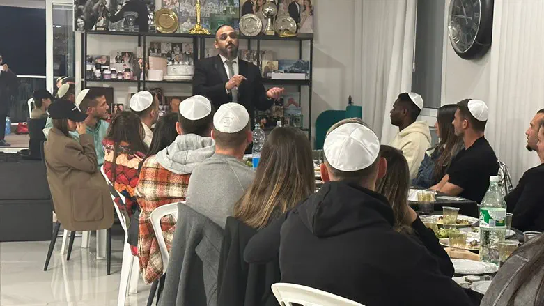 הרב ניצן ראובן עם שחקני מכבי חיפה