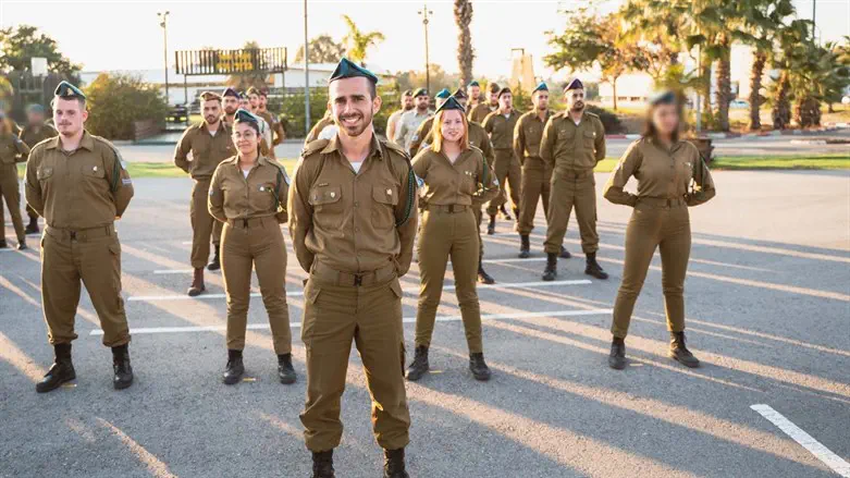 מפקד הקורס של המחזור הראשון, סגן מלאכי וויס וחייליו בטקס