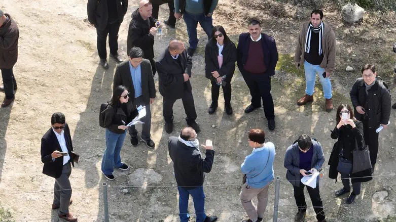 המשלחת הקוריאנית נכנסת עם נציגי הרשות הפלסטינית והכפר סבסטיה לשומרון העתיקה