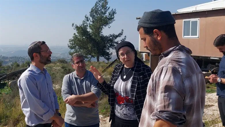 השרה סטרוק הגיעה לחזק את חוות שדה אפרים לאחר נסיון הפיגוע