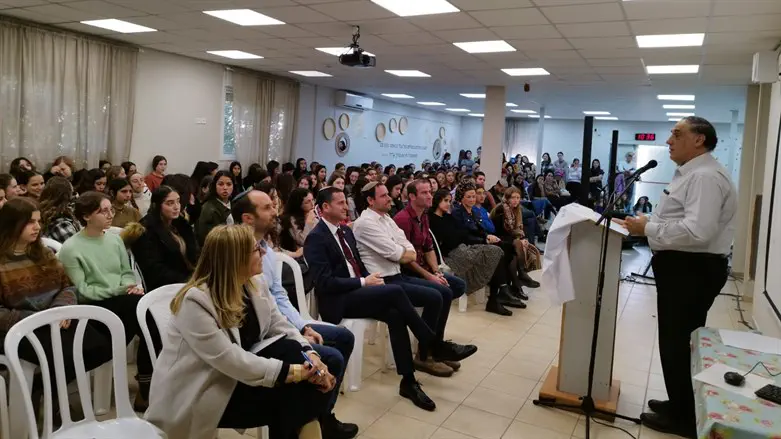 ח"כ טל באירוע של בני עקיבא