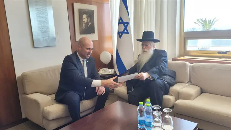 מתפטר מהכנסת