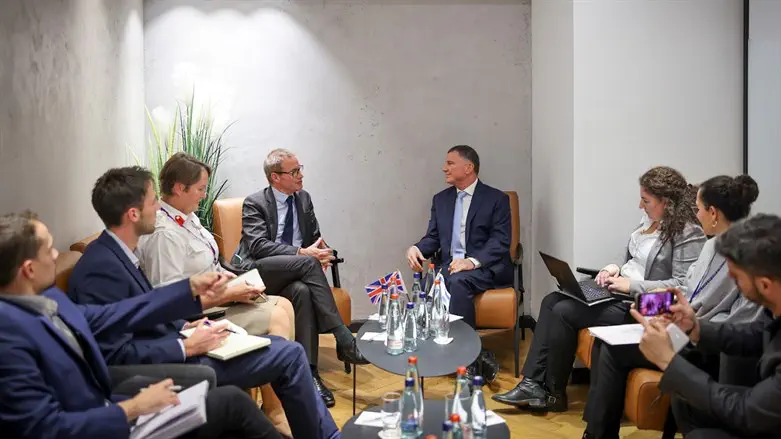 יולי אדלשטיין וניל ויגאן 