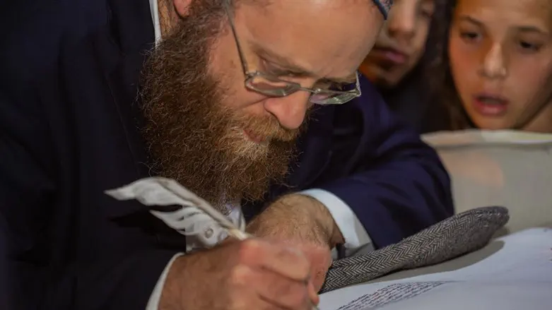 כתיבת אות בספר תורה