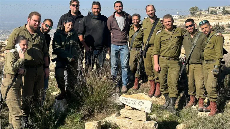 הקצינים באתר מציאת הנערים