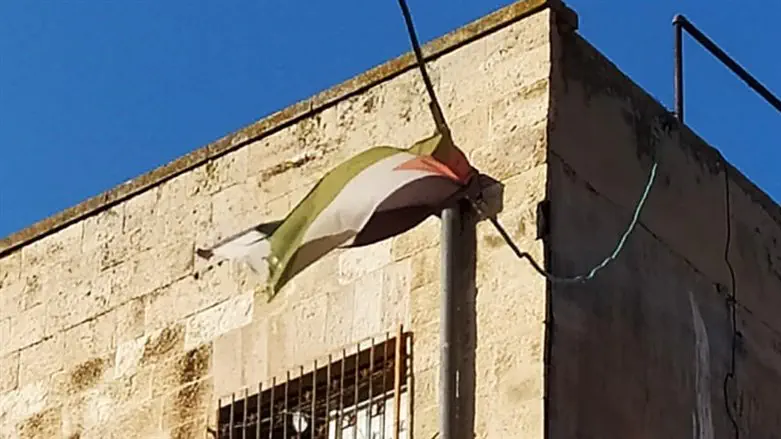 דגל אש"ף במאה שערים