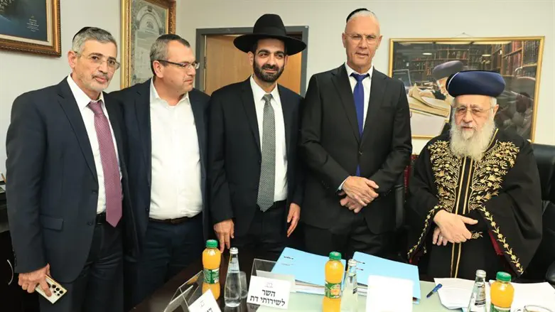 מנכל הרבנות עם הרב הראשי ושר הדתות