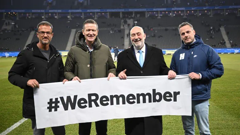 השגריר פרושאור עם השלט באיצטדיון הגרמני