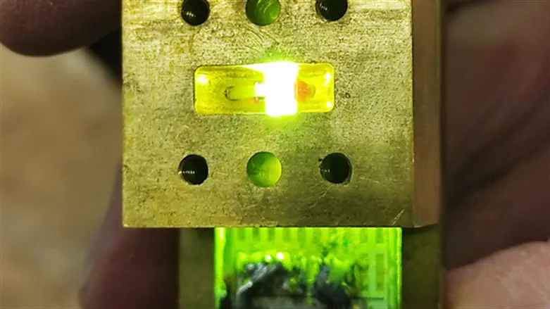 אור ירוק שואב את פגמי ה-Nitrogen vacancey בגביש יהלום