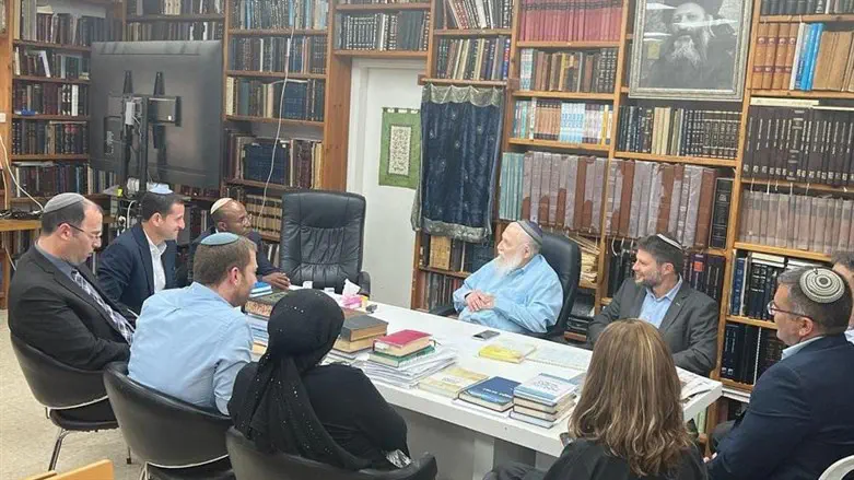 חברי מפלגת הציונות הדתית בבית הרב דרוקמן