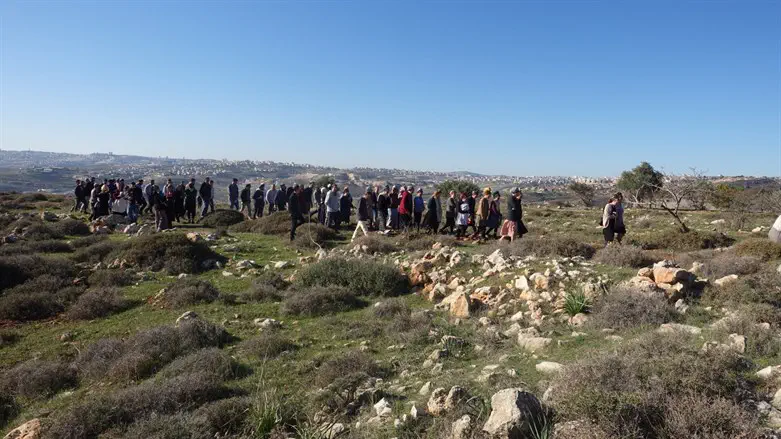 סיור תושבים בחורבות מגרון